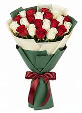 Букет Микс из красных и белых роз в Восточной