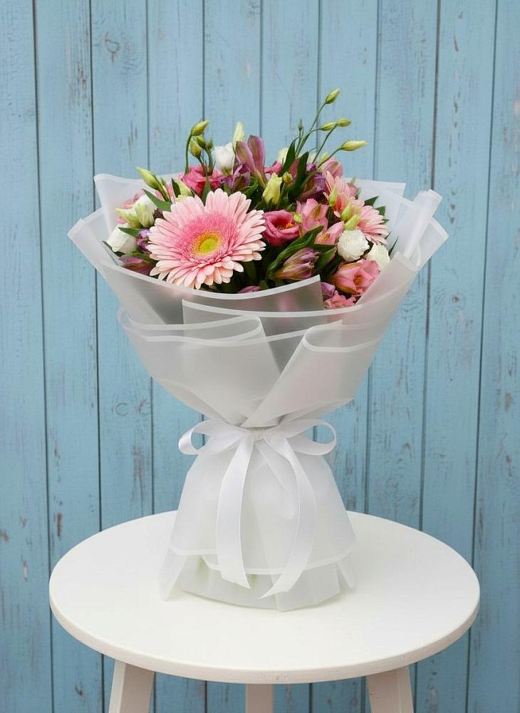 Букет цветов из: Герберы, Альстромерии и Лизиантусы в Восточной