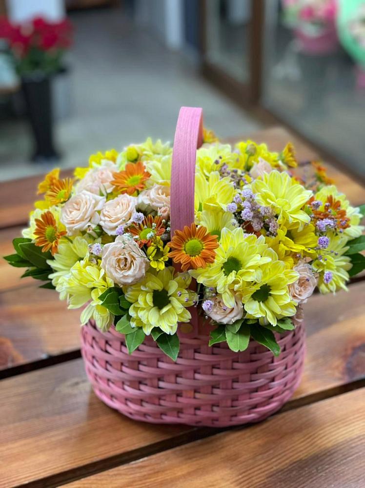 Цветочная композиция из Хризантемы и Розы в корзине в Восточной