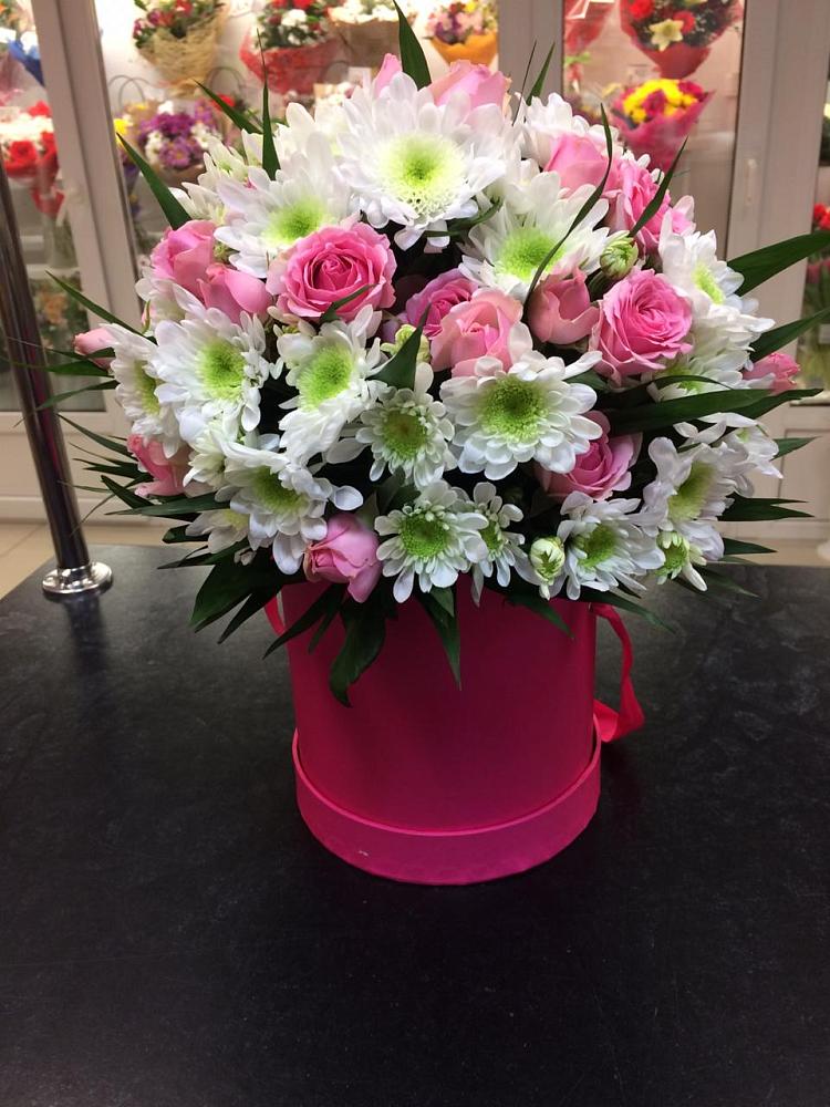 Цветочная композиция из Розы и Хризантемы в шляпной коробке в Восточной