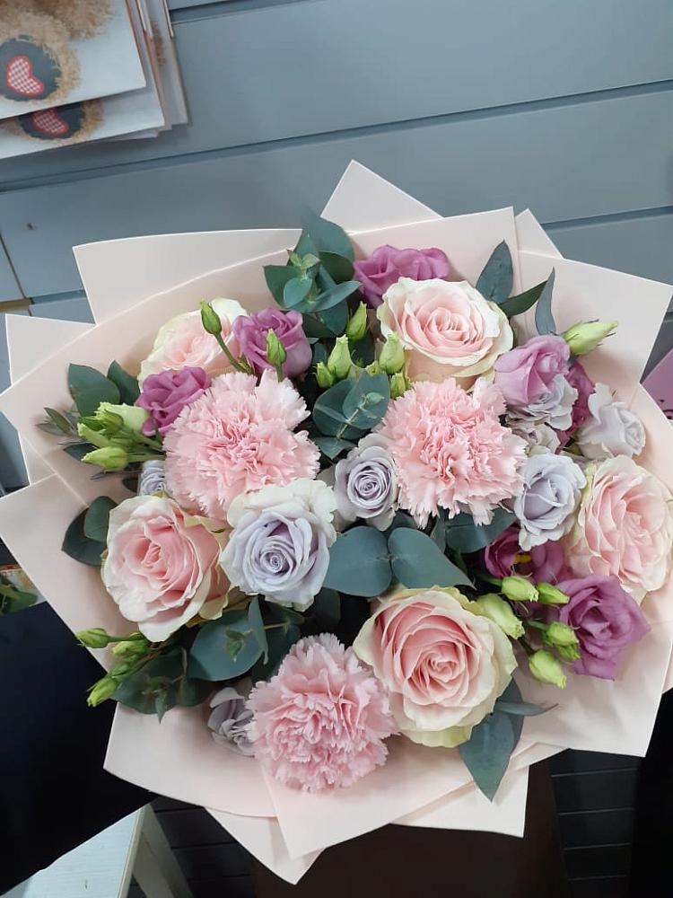 Букет цветов из: Розы, Гвоздики и Лизиантусы в Восточной