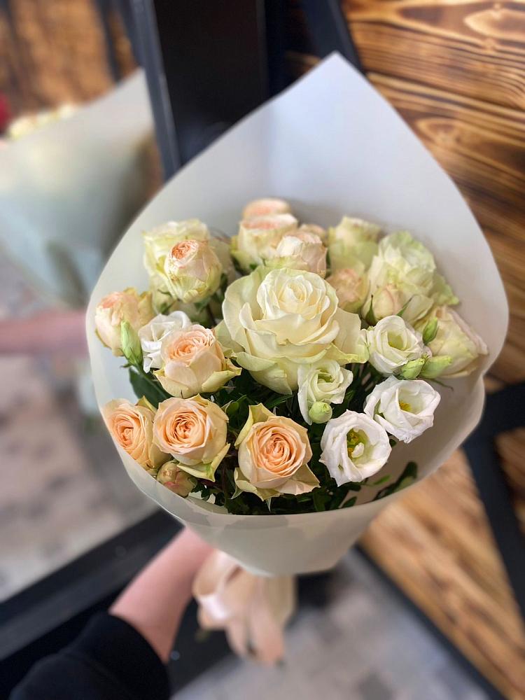 Букет цветов из: Розы и Лизиантусы в Восточной